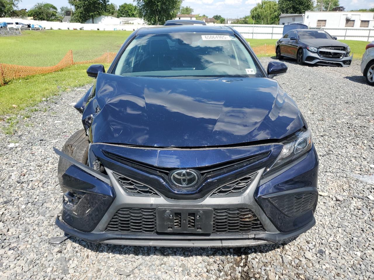 2022 Toyota Camry Se - Image 5