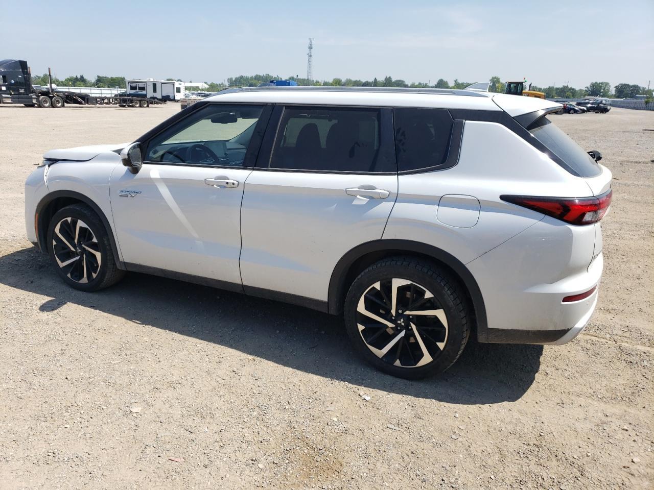 2023 Mitsubishi Outlander Se - Image 2