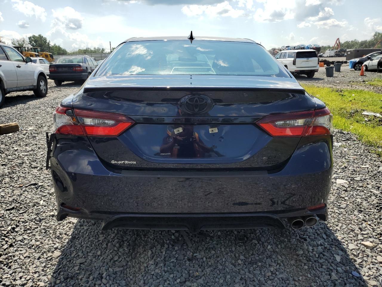 2022 Toyota Camry Se - Image 6