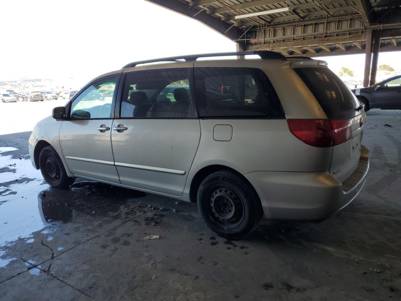 2006 Toyota Sienna Le 8 Passenger - Image 2