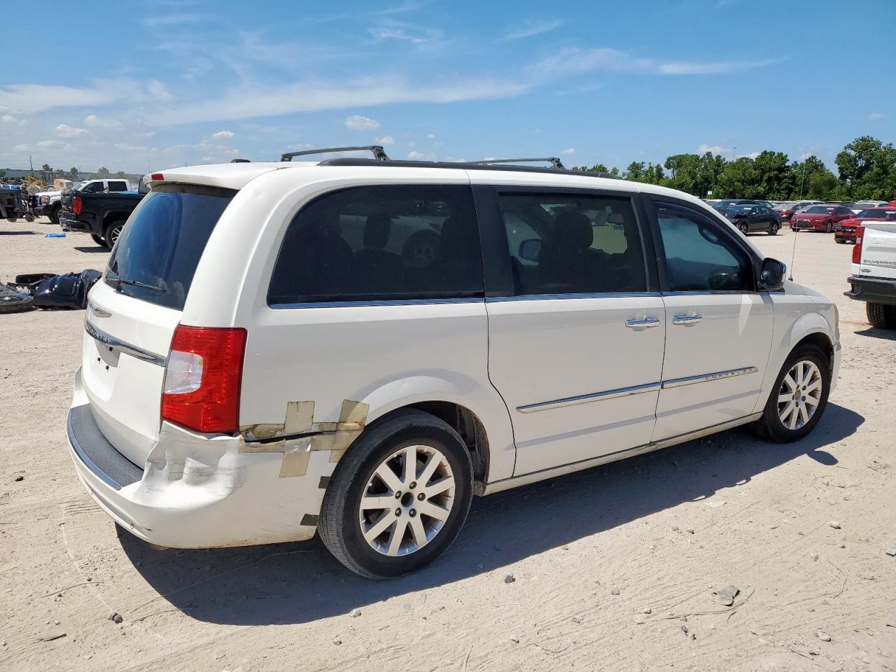 2012 Chrysler Town & Country Touring L - Фото 3