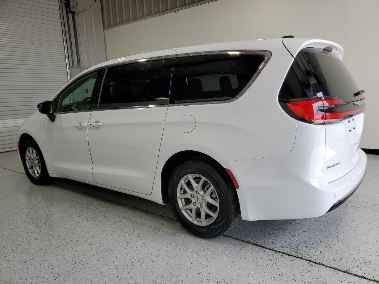2025 Chrysler Pacifica Select - Image 2