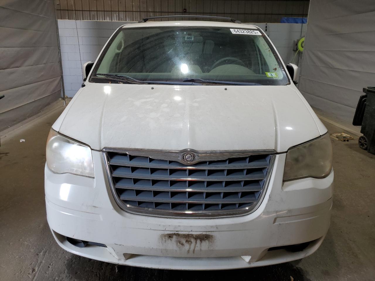 2010 Chrysler Town & Country Touring - Фото 5