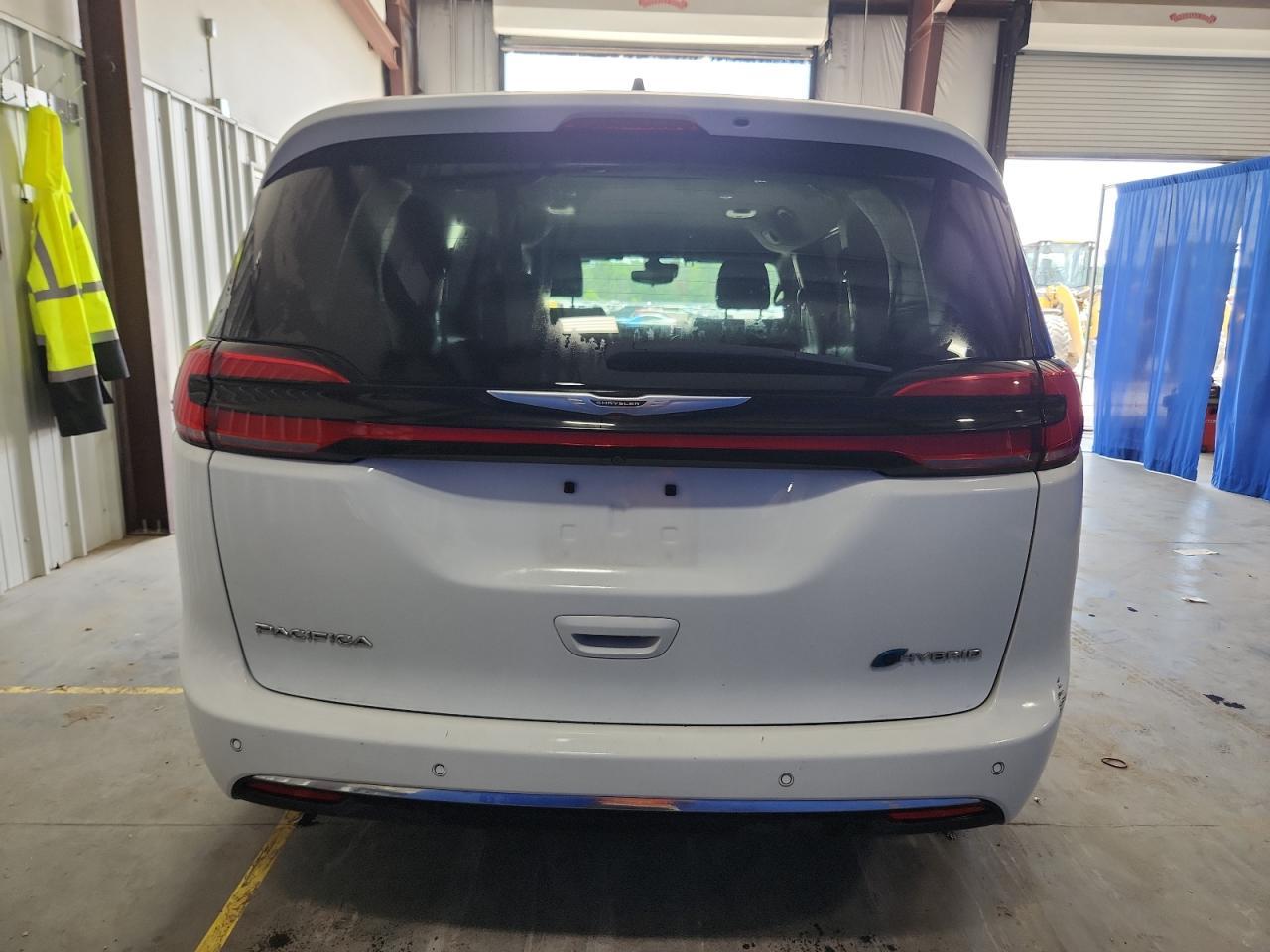 2023 Chrysler Pacifica Hybrid Touring L - Image 6