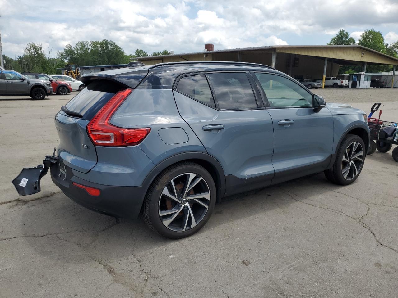 2022 Volvo Xc40 T5 R-Design - Image 3