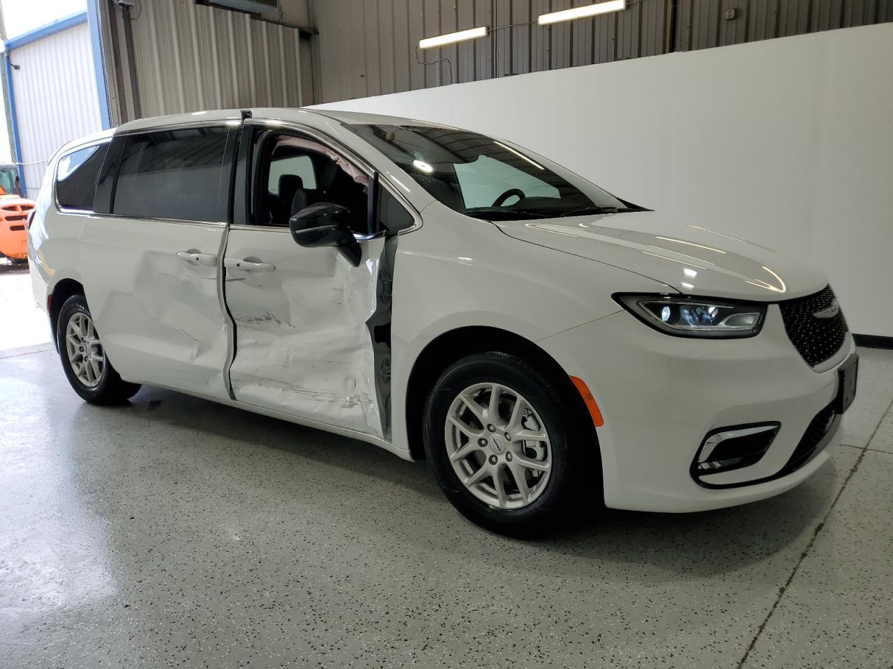 2025 Chrysler Pacifica Select - Image 4