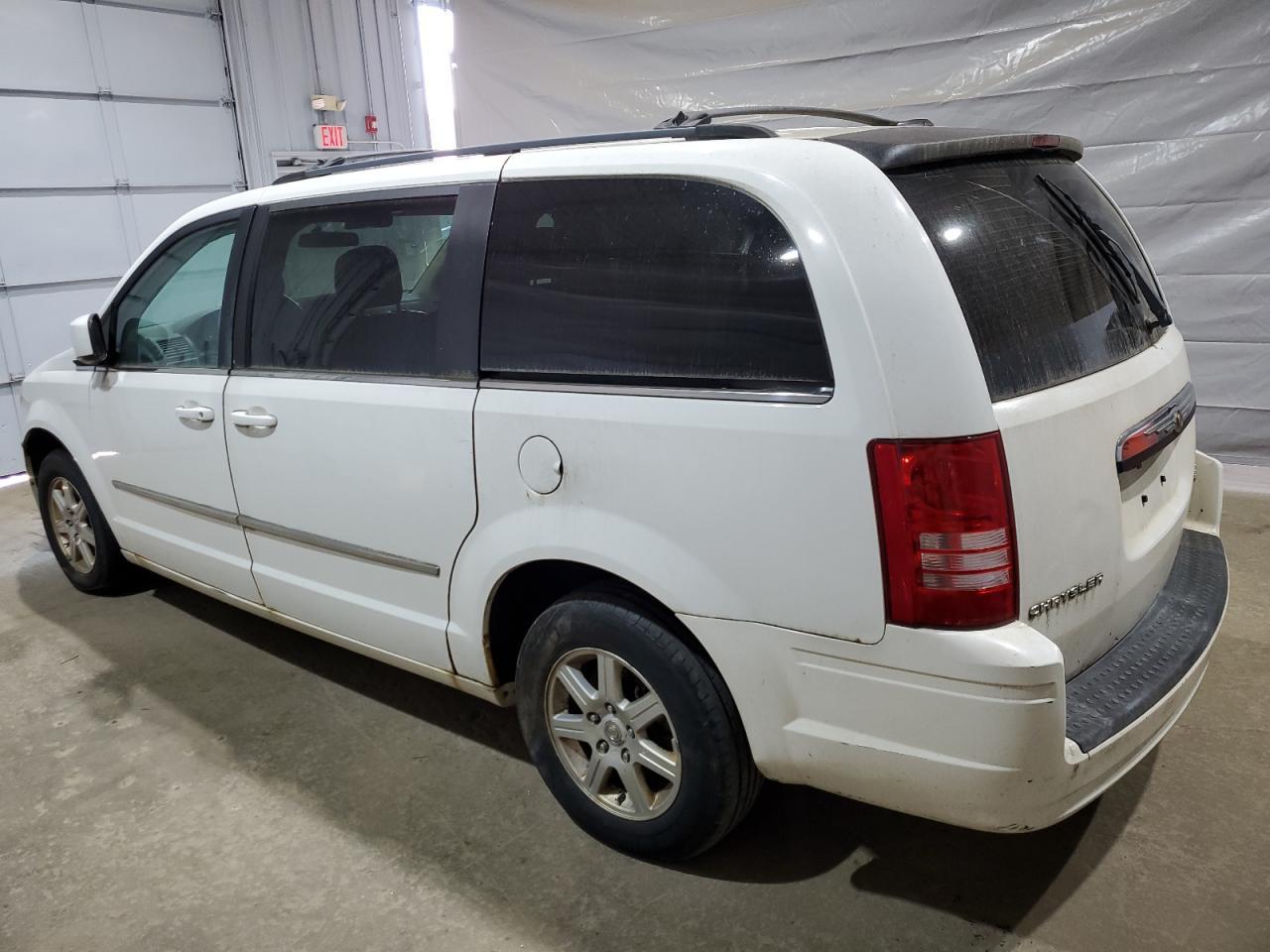 2010 Chrysler Town & Country Touring - Фото 2