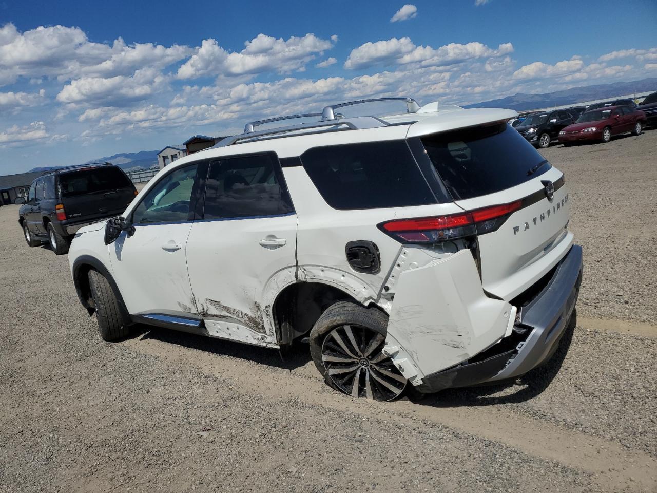2024 Nissan Pathfinder Platinum - Image 2