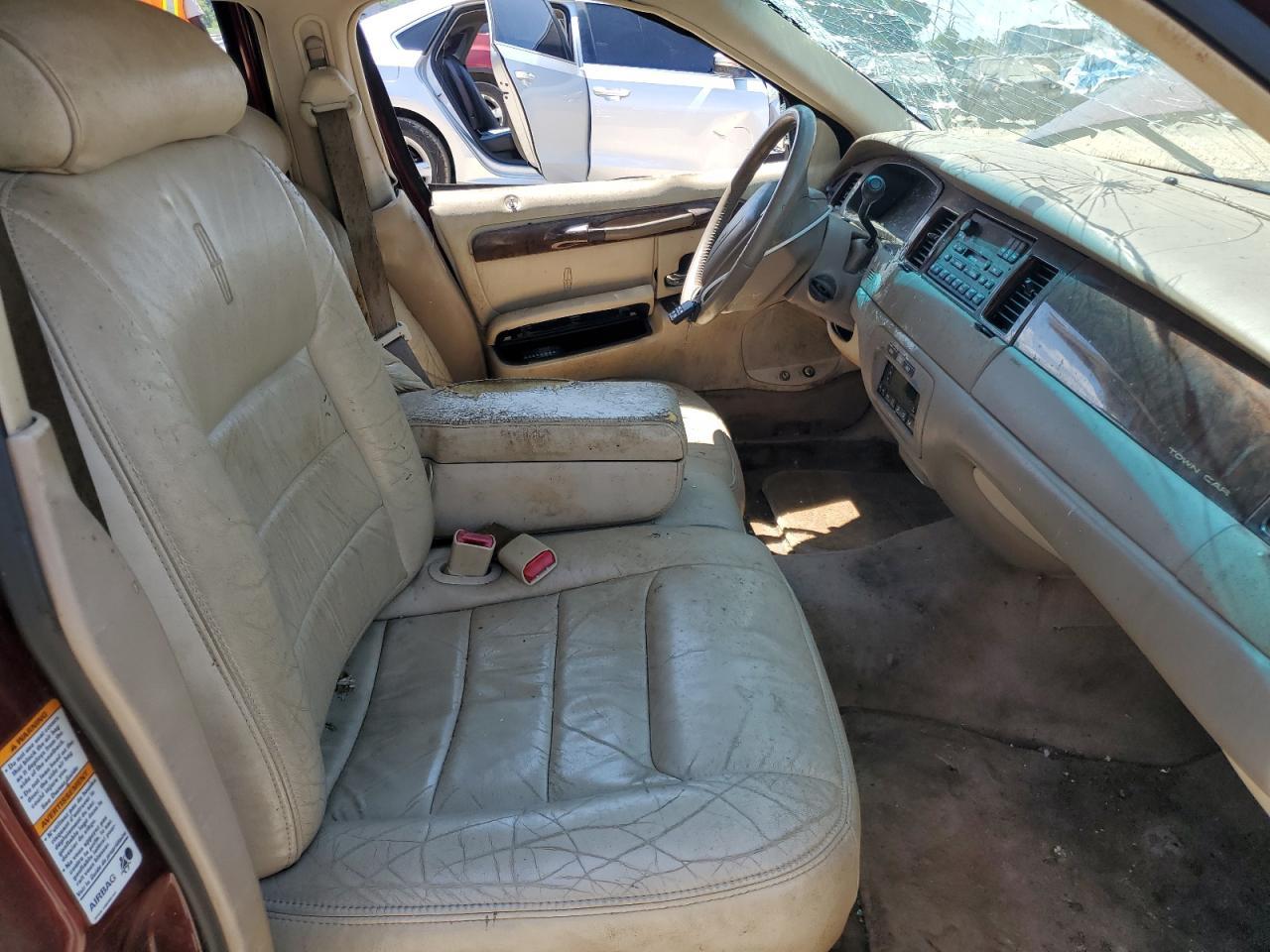 2000 Lincoln Town Car Executive - Image 7