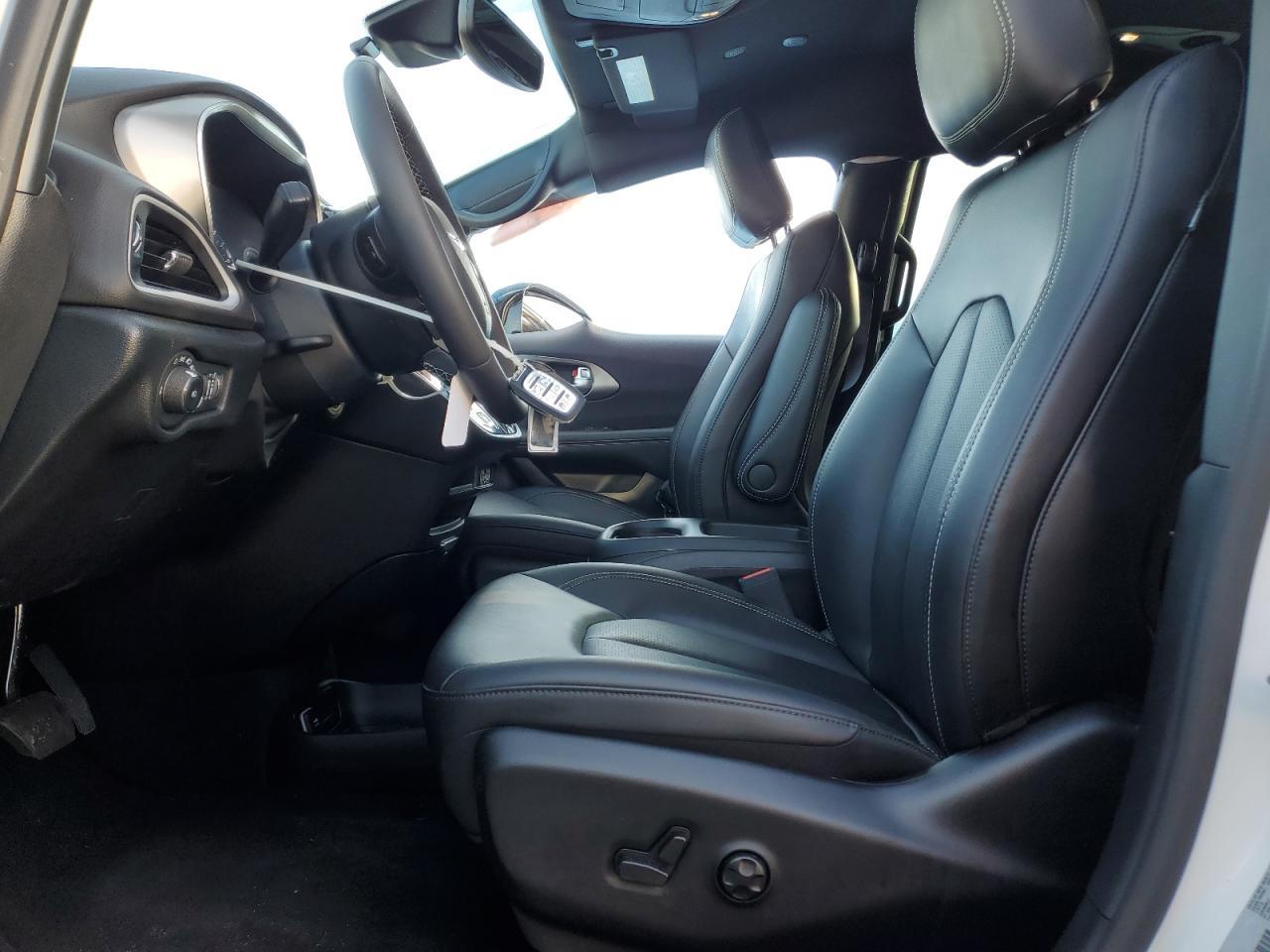 2025 Chrysler Pacifica Select - Image 7