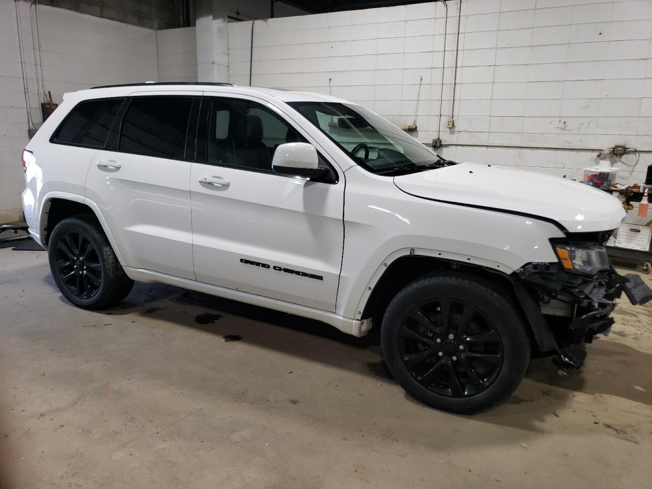 2018 Jeep Grand Cherokee Laredo - Image 4
