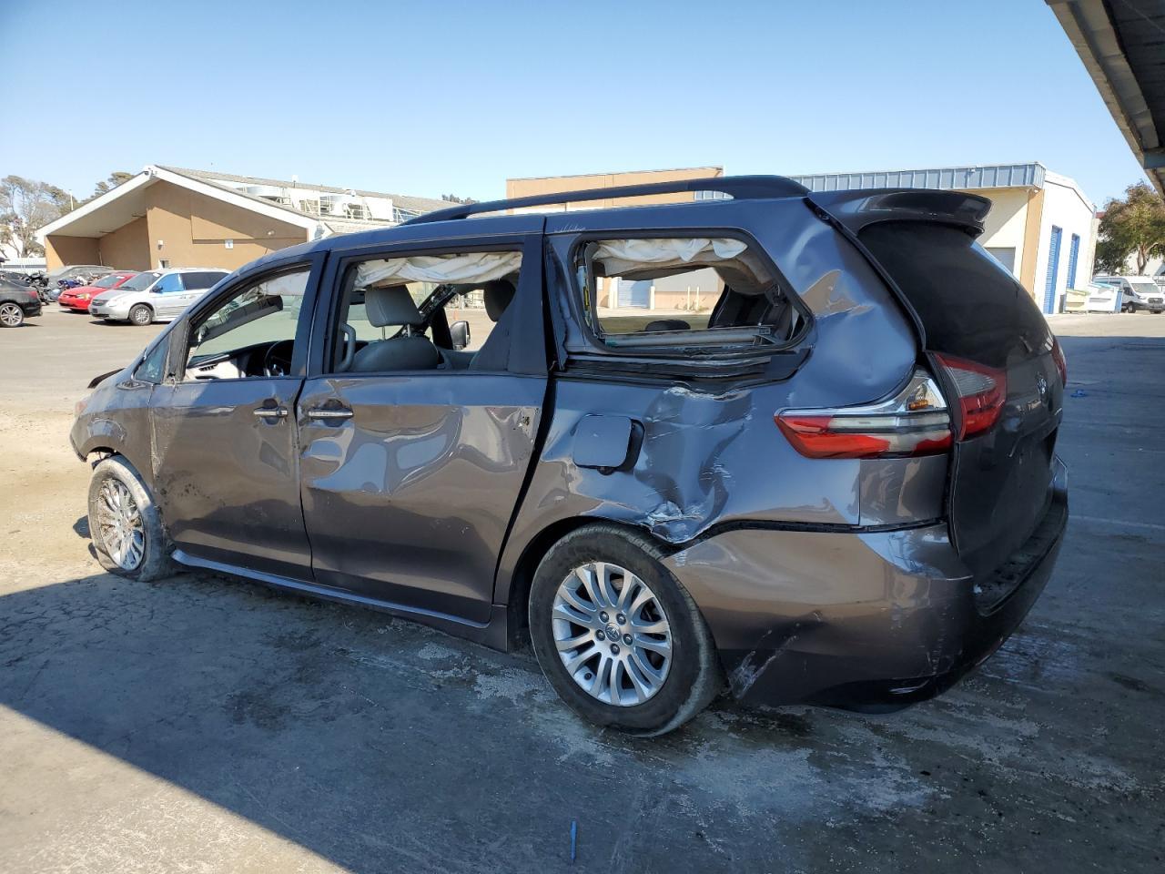 2016 Toyota Sienna Xle - Фото 2