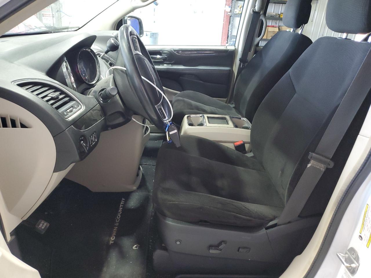 2014 Chrysler Town & Country Touring - Image 7