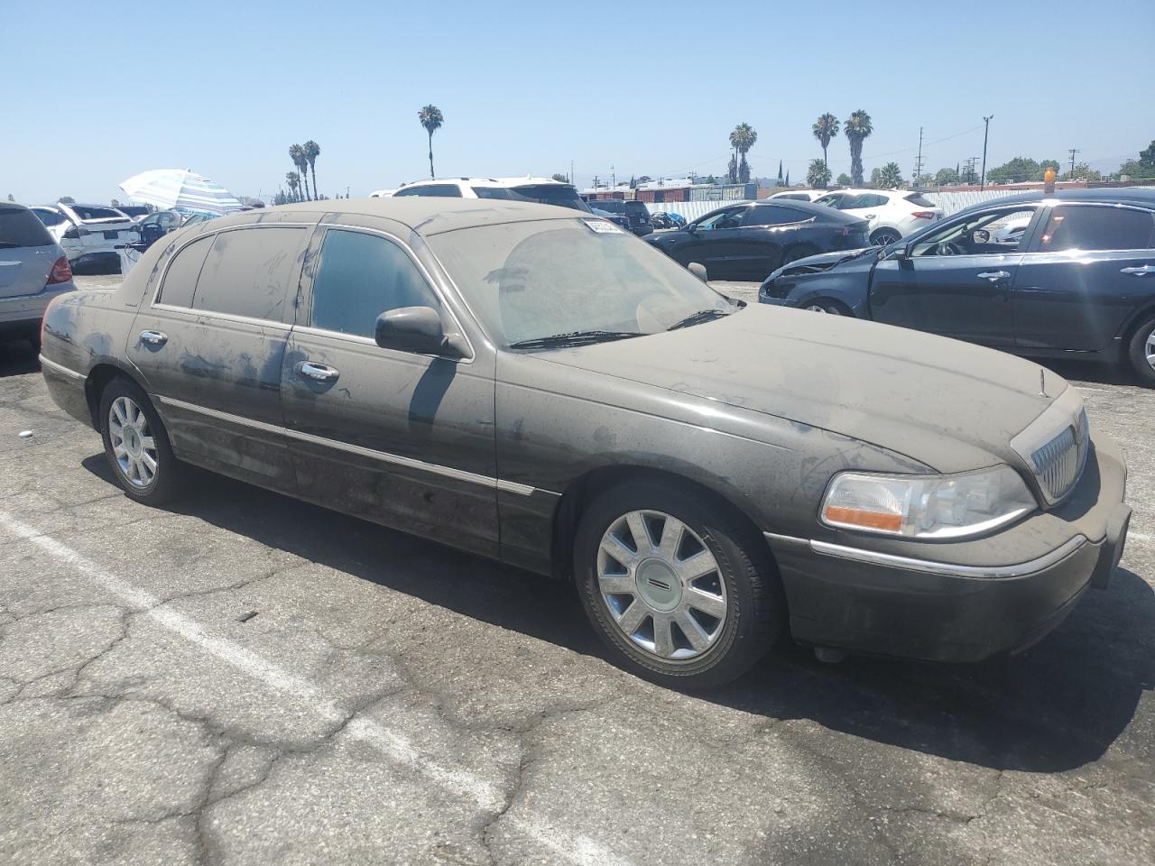 2005 Lincoln Town Car Executive L - Фото 4