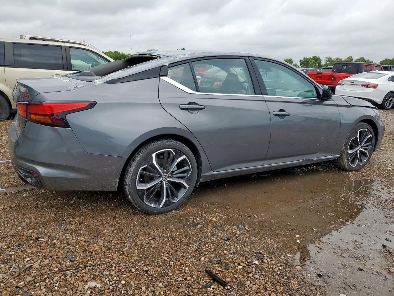 2025 Nissan Altima Sr - Фото 3