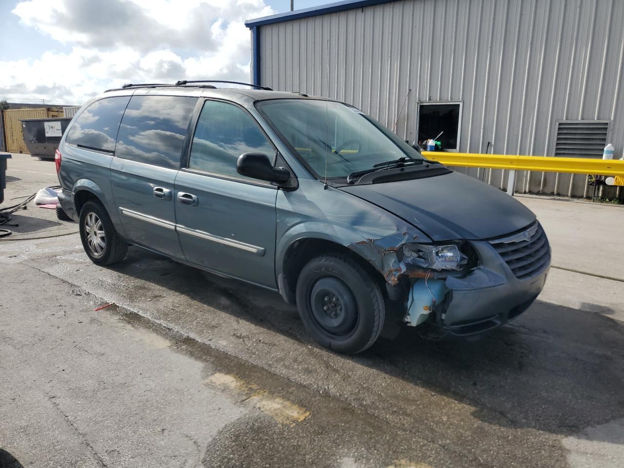 2007 Chrysler Town & Country Touring - Image 4