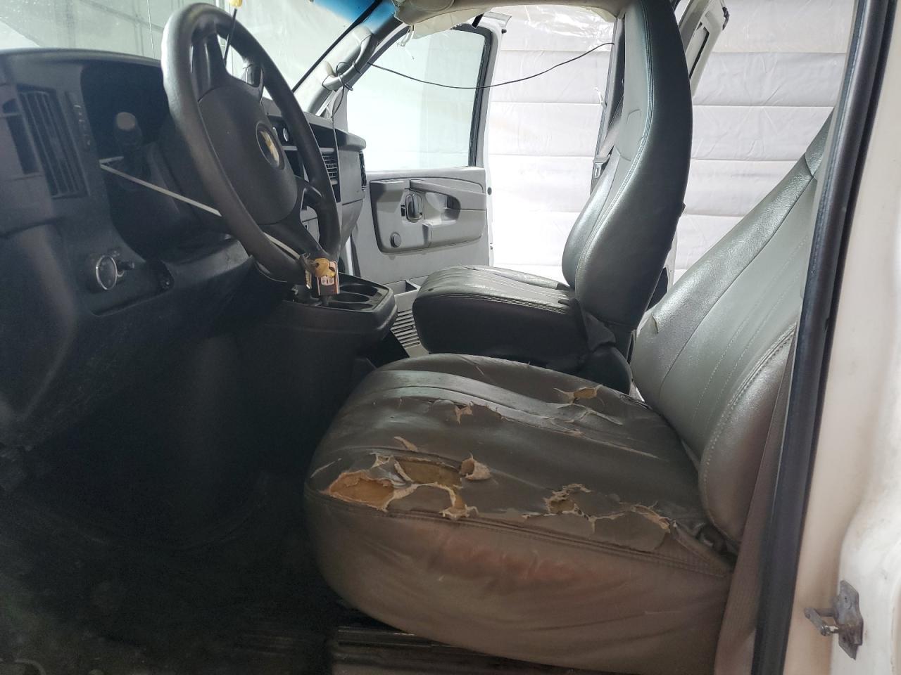 2010 Chevrolet Express G1500 - Image 7