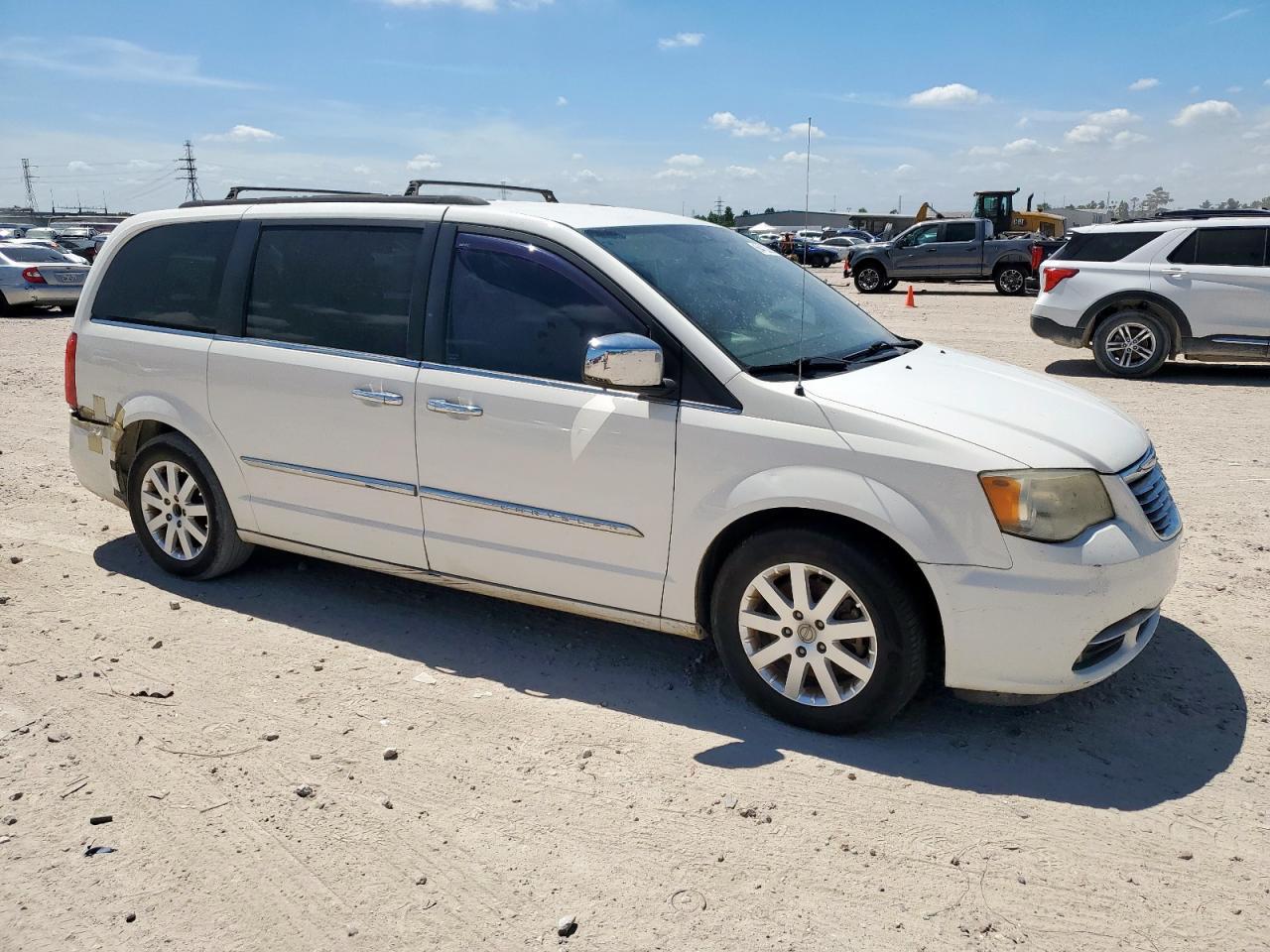 2012 Chrysler Town & Country Touring L - Фото 4