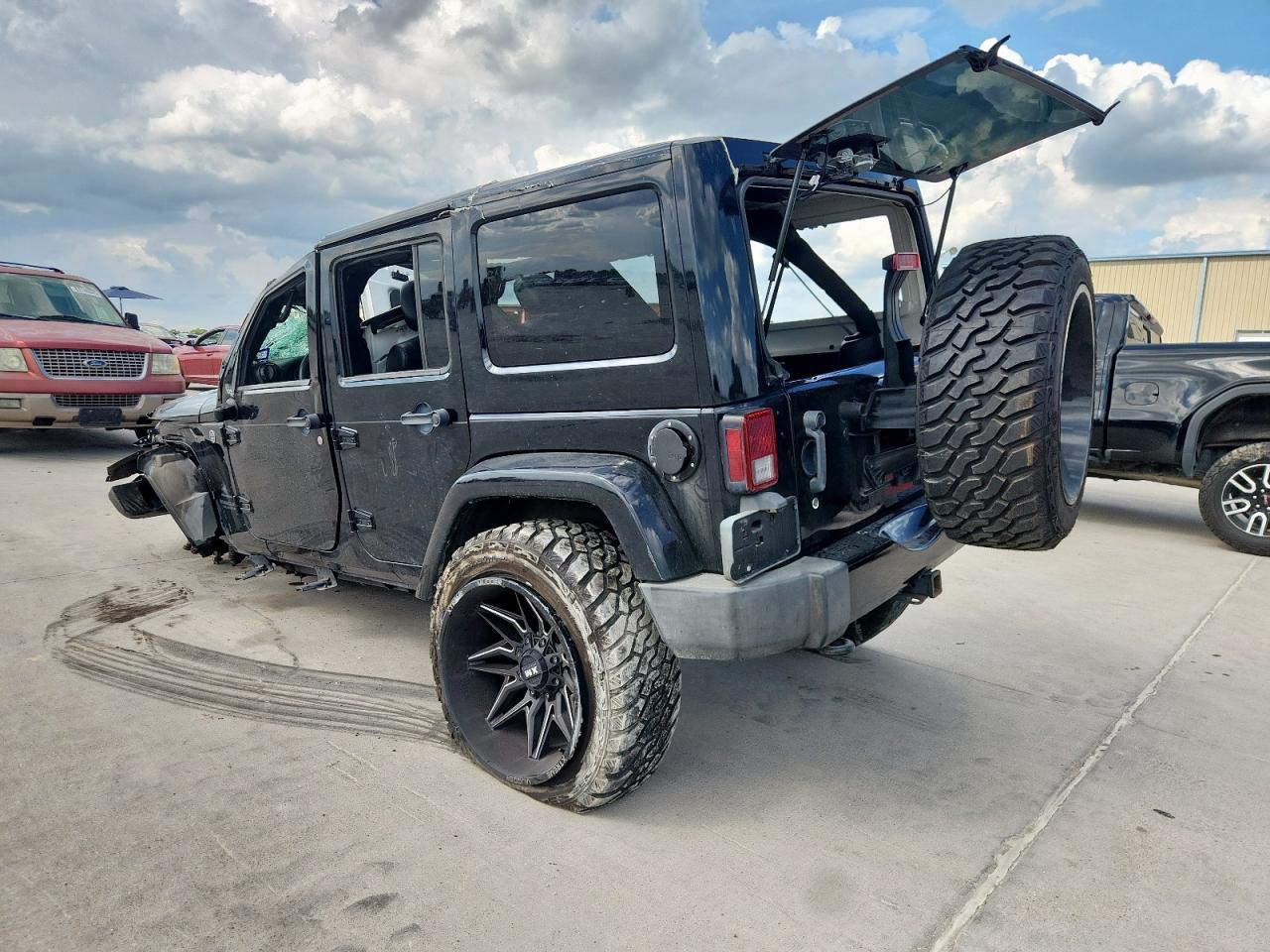 2012 Jeep Wrangler Unlimited Sahara - Image 2