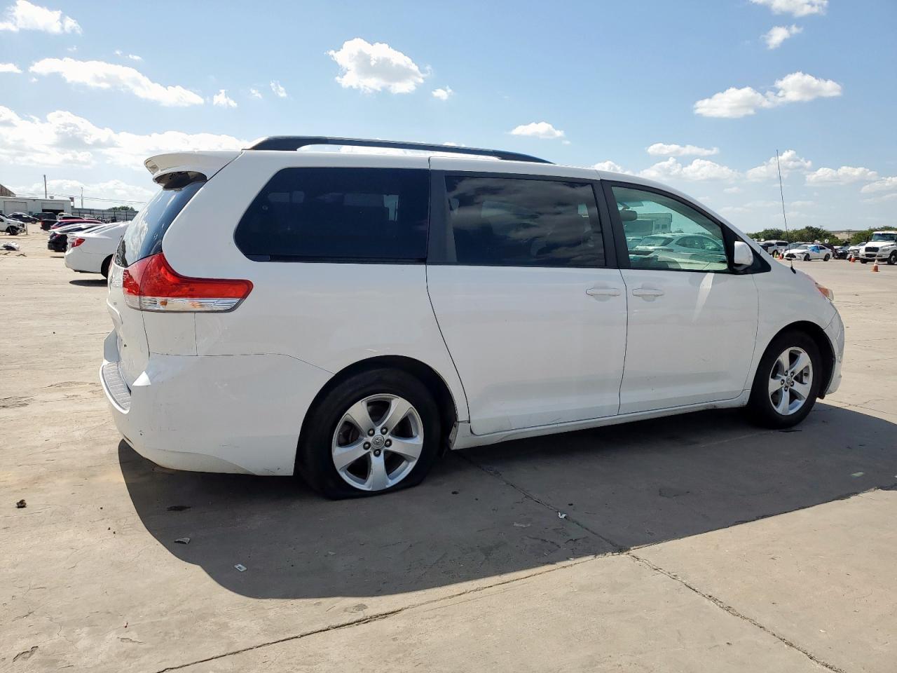 2014 Toyota Sienna Le - Image 3