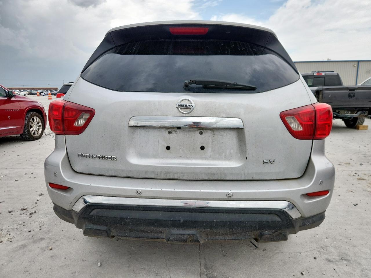 2017 Nissan Pathfinder S - Image 6