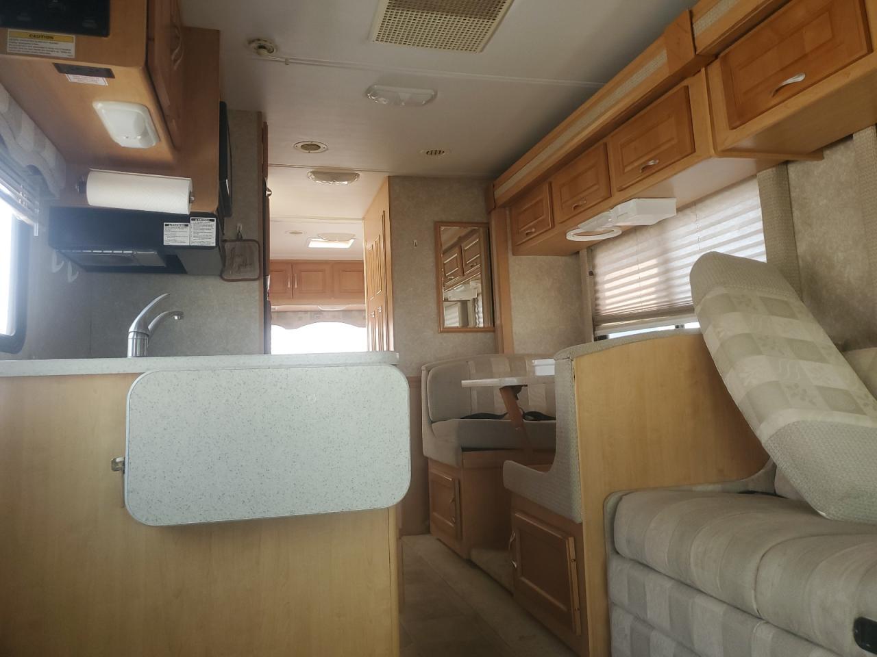 2006 Ford Econoline E450 Super Duty Cutaway Van - Фото 6