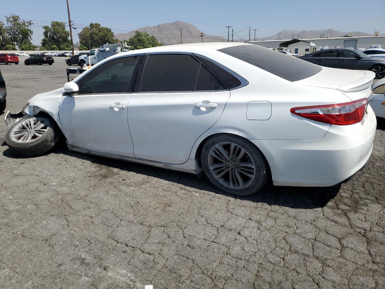 2016 Toyota Camry Le - Фото 2