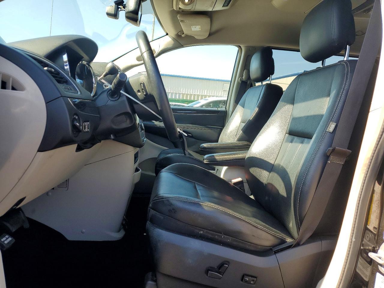 2015 Chrysler Town & Country Touring L - Image 7