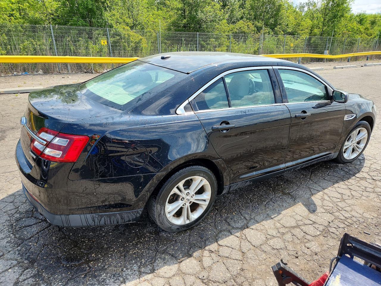 2016 Ford Taurus Se - Фото 3