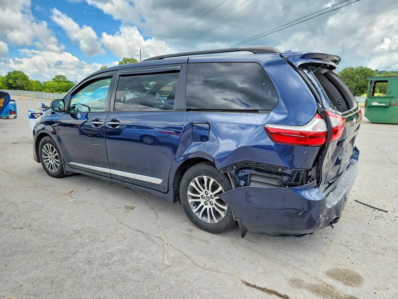 2018 Toyota Sienna Xle 8-Passenger - Image 2