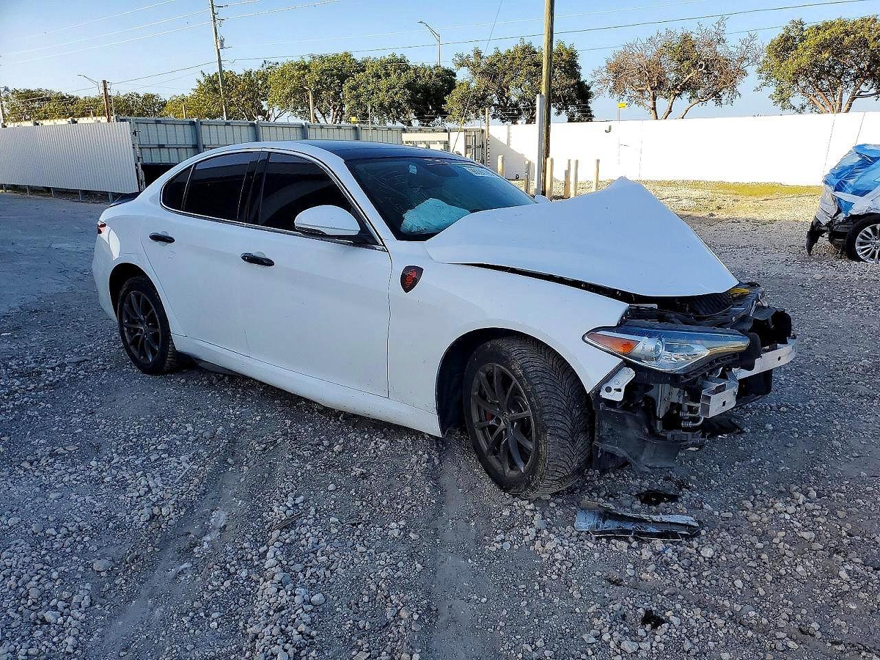 2018 Alfa Romeo Giulia Q4 - Image 4