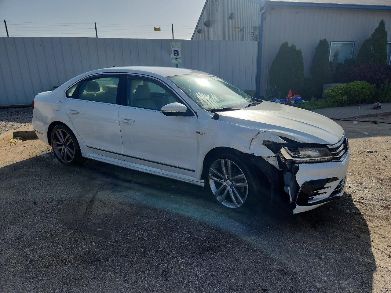 2017 Volkswagen Passat R-Line - Image 4