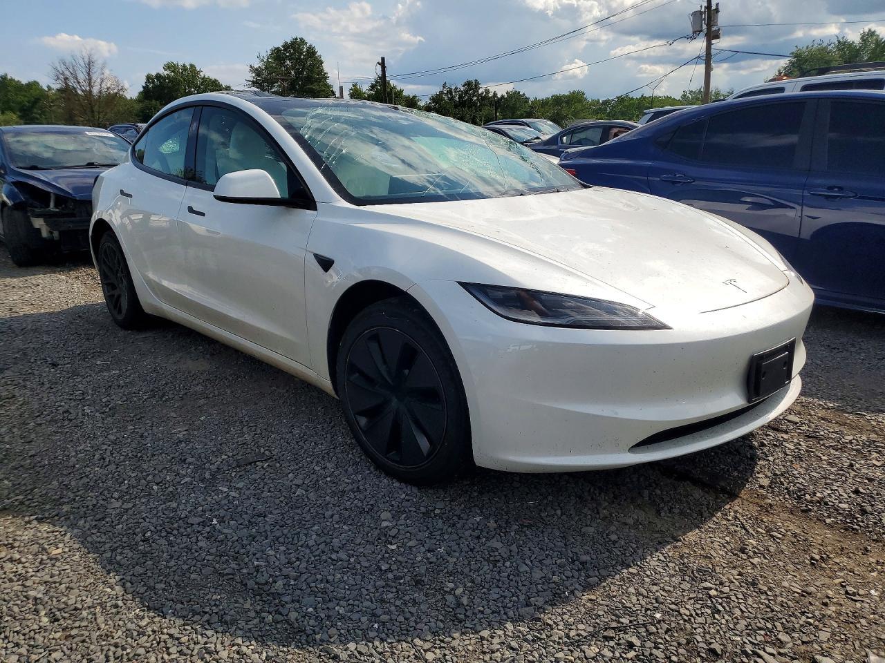 2025 Tesla Model 3 - Фото 4