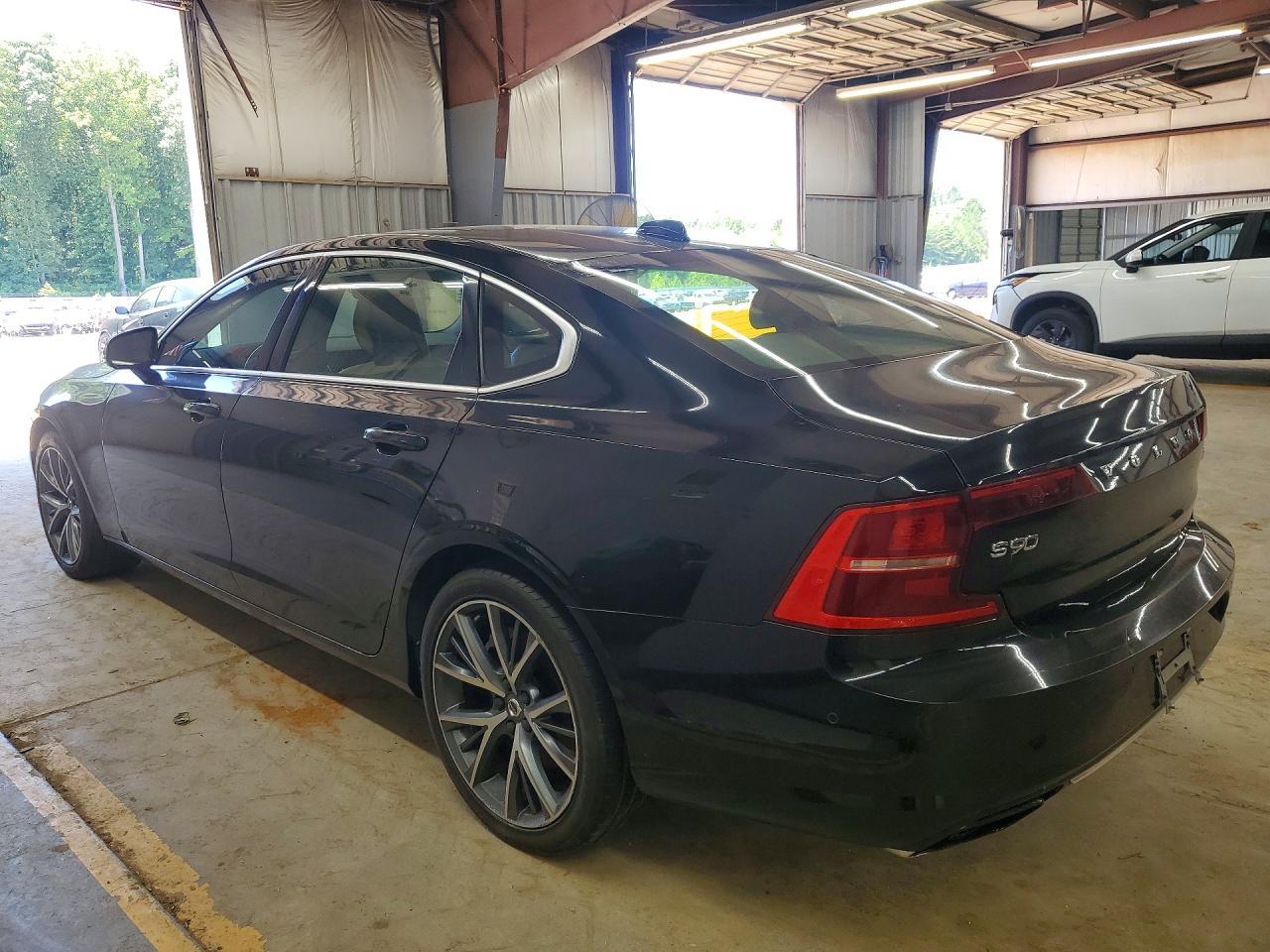 2018 Volvo S90 T6 Momentum - Image 2