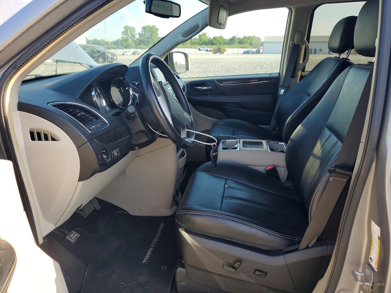 2016 Chrysler Town & Country Touring - Фото 7