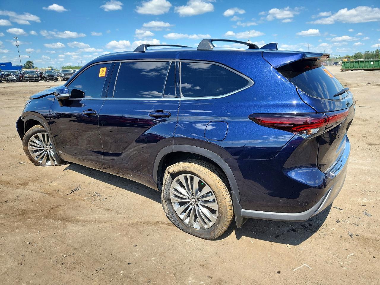 2026 Toyota Highlander Hybrid Platinum - Image 2