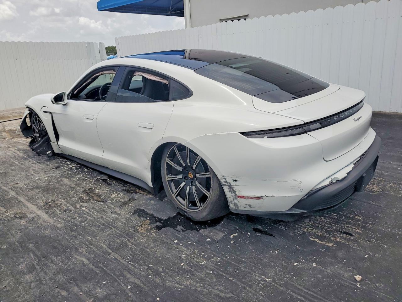 2022 Porsche Taycan - Фото 2