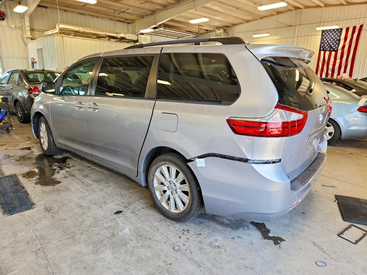 2017 Toyota Sienna Le - Image 2
