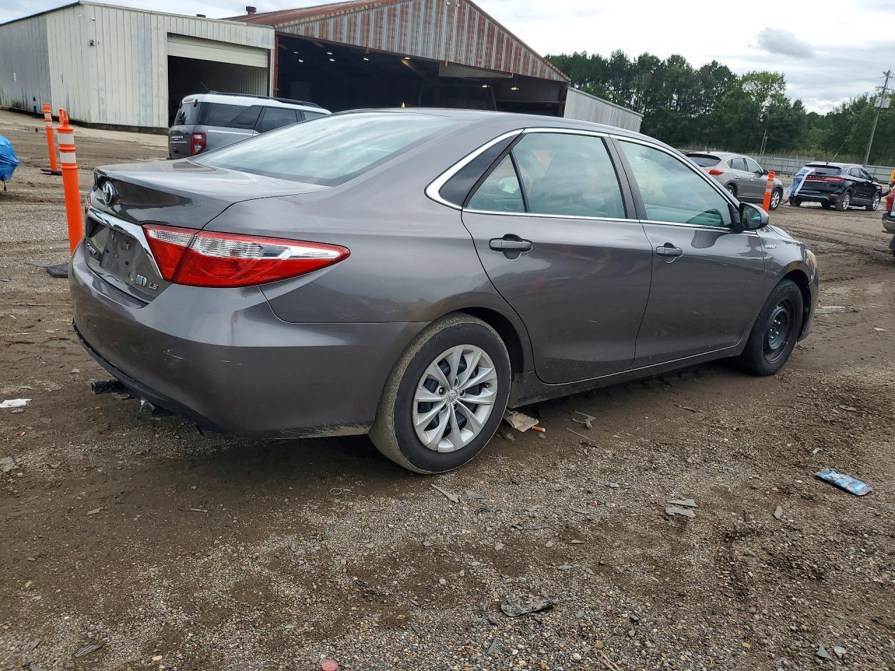 2017 Toyota Camry Hybrid Le - Image 3
