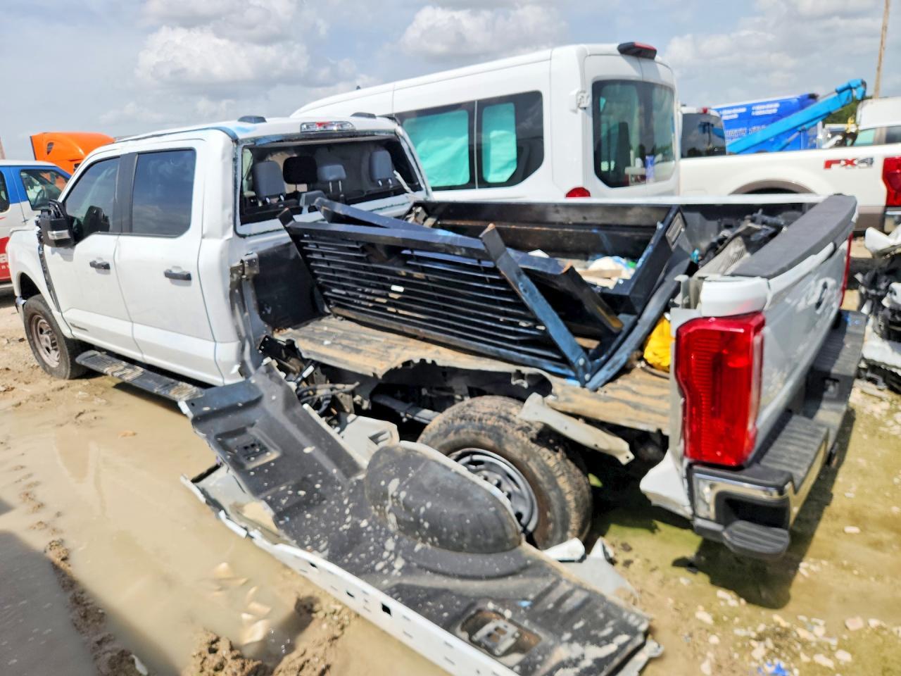 2025 Ford F250 Super Duty - Фото 2