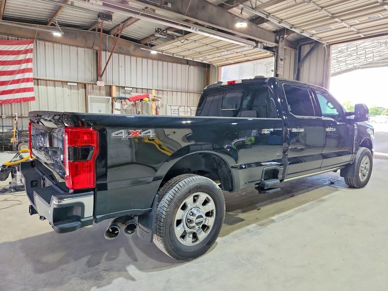 2023 Ford F350 Super Duty - Фото 3