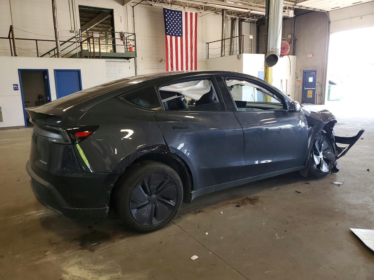 2026 Tesla Model Y - Фото 3