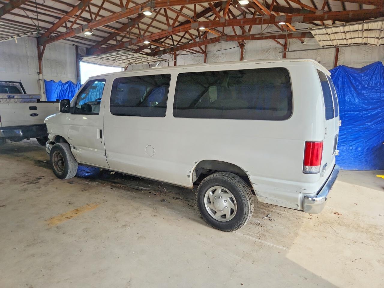 2014 Ford Econoline E350 Super Duty Wagon - Фото 2