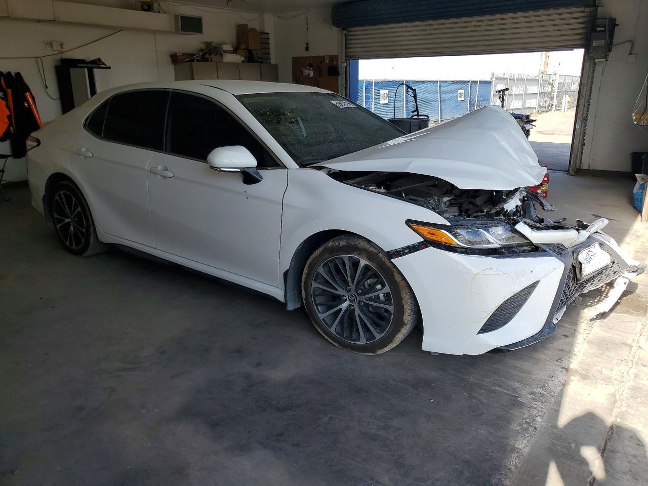 2020 Toyota Camry Se - Фото 4