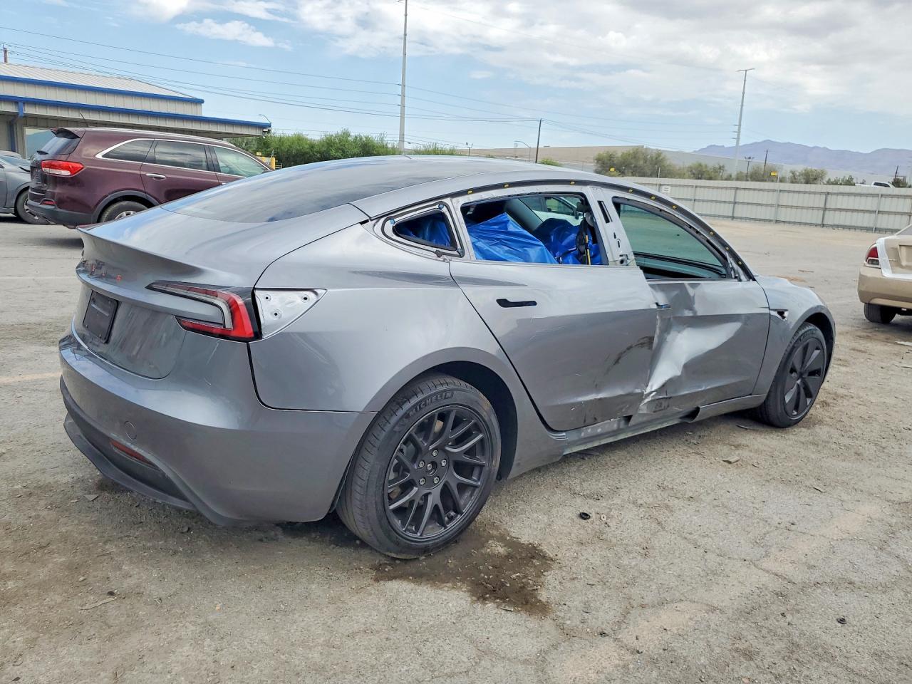 2025 Tesla Model 3 - Фото 3