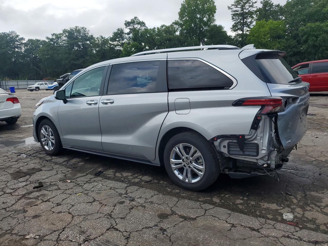 2023 Toyota Sienna Platinum 7-Passenger - Image 2