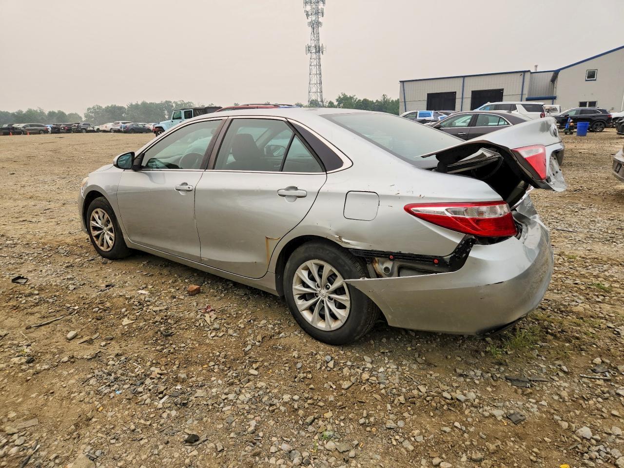 2016 Toyota Camry Le - Фото 2