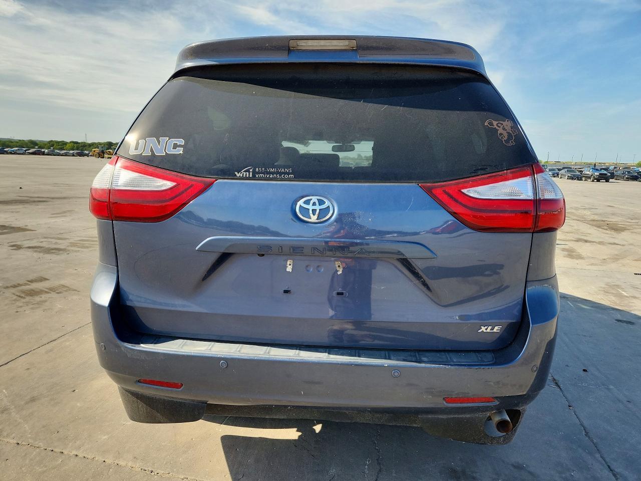 2017 Toyota Sienna Xle 8-Passenger - Фото 6