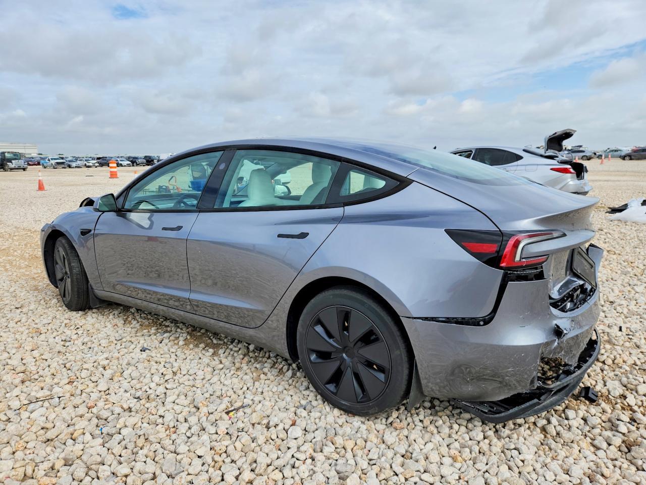 2025 Tesla Model 3 - Фото 2