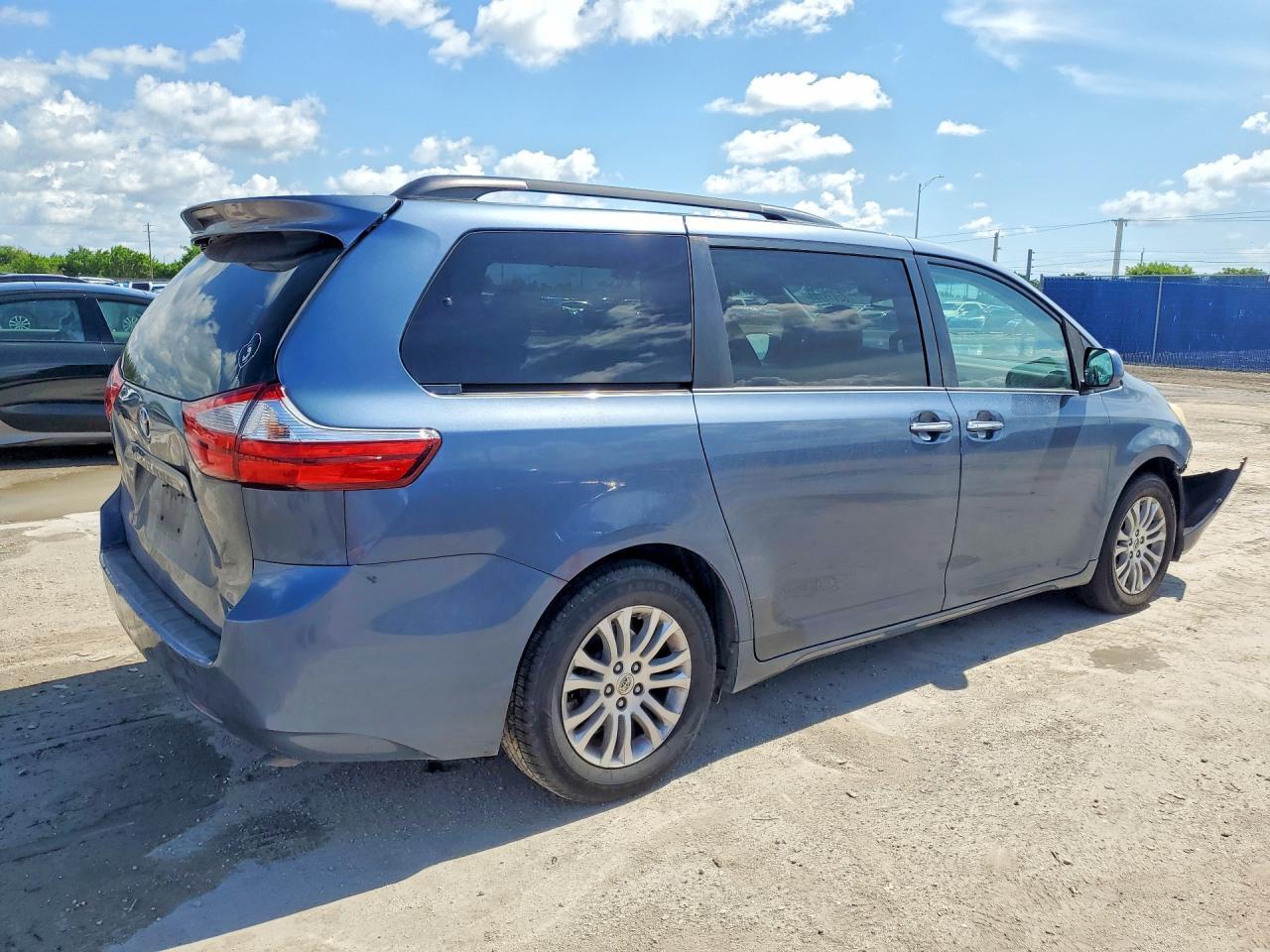 2015 Toyota Sienna Xle 8-Passenger - Image 3